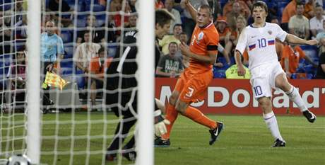 Nizozemsko - Rusko: Aravin (vpravo) slaví tetí gól Rus