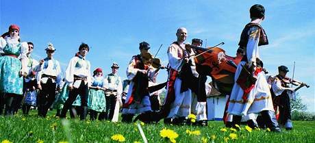 Prvody krojovanch muzikant a tanenk ve Strnici