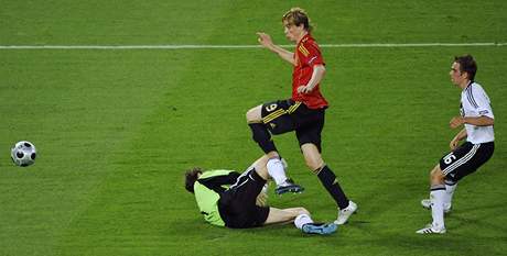 Fernando Torres pehazuje gólmana Lehmanna a stílí úvodní gól zápasu Nmecko - panlsko na Euru 2008.