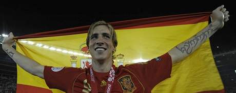 panlský útoník Fernando Torres se raduje ze zisku zlaté medaile na ME 2008.