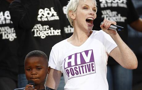 Zpvaka Annie Lennox pila do londýnského Hyde Parku popát Nelsonu Mandelovi