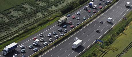 Silnice u nás nestojí více ne jinde, tvrdí stát. Dálniní tunel je a desetkrát draí ne pozemní vedení silnice. Ilustraní foto.