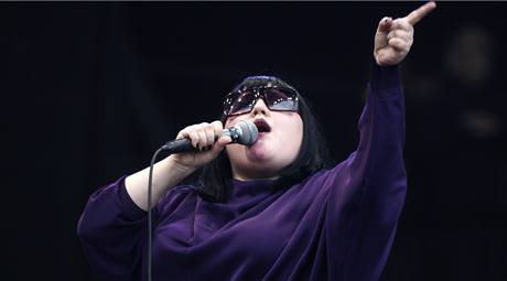 Z festivalu v Glastonbury - Beth Ditto z kapely The Gossip