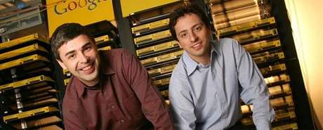 éfové Googlu - Larry Page (vlevo) a Sergej Brin (vpravo).