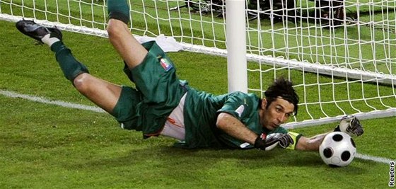 Italský gólman Buffon kryje nebezpenou stelu