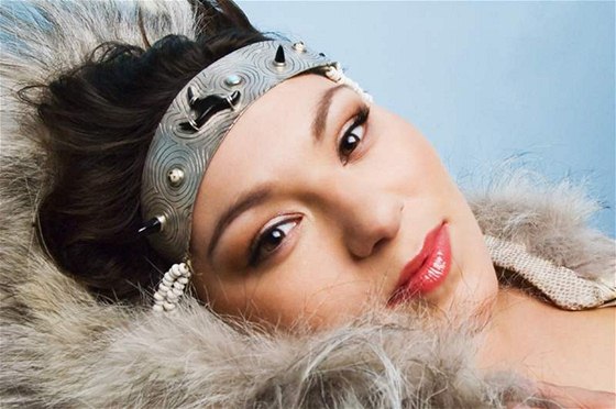 Tanya Tagaq pochází z etnika kanadských Inuit  Eskymák a navazuje na zpvy, jimi si kdysi eny krátily dlouhé polární noci.