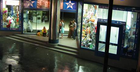 Lidé se ped boukou ukryli ve vchodu brnnského obchodního domu