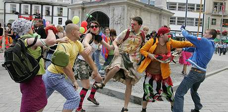 Na brnnsk Queer Parade se stetli neonacist s astnky pochodu