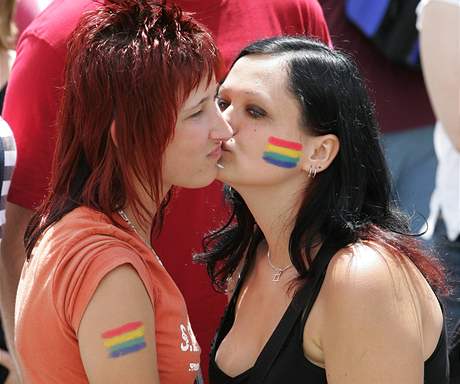 Účastníci průvodu gayů a lesbiček v Brně
