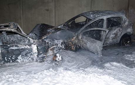 Při tragické nehodě v husovickém tunelu uhořel řidič. Na místě zasahovali hasiči.