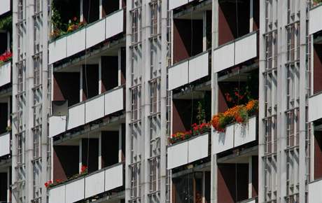 Zlodj seplhal z osmého patra panelového domu o balkon níe. Ilustraní foto