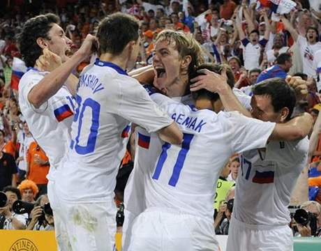 Fotbalisté Ruska slaví gól, který vstelil Pavljuenko.