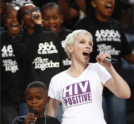 Zpvaka Annie Lennox pila do londýnského Hyde Parku popát Nelsonu Mandelovi