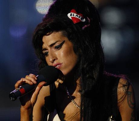 Zpvaka Amy Winehouse pila do londnskho Hyde Parku popt Nelsonu Mandelovi