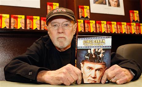 Herec, komik a publicista George Carlin se svou knihou All My Stuff