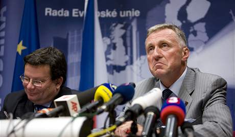 Premiér Mirek Topolánek s ministrem Alexandrem Vondrou na summitu EU 19. ervna v Bruselu
