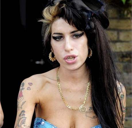 Amy Winehouse má zákeřnou rozedmu plic, s drogami prý končí - iDNES.cz