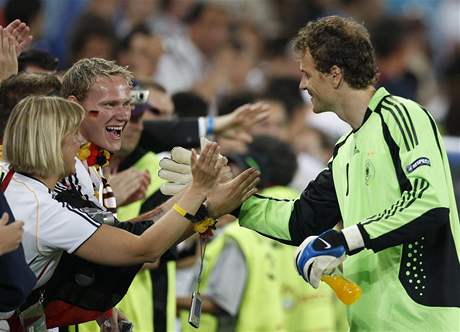 Jens Lehmann pijímá gratulace k postupu do finále mistrovství Evropy