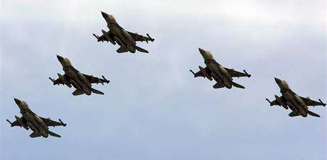 Manévr se úastnilo pes sto izraelských letadel typu F-16 a F-15.