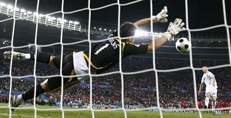 panlský branká Iker Casillas chytá penaltu italskému stelci Danielu De Rossimu.