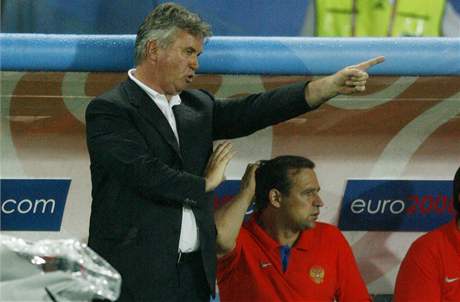 Trenér Hiddink gestikuluje na ruské hráe v semifinálovém utkání proti panlsku.