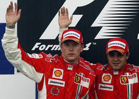 Vymní si pozice? Kimi Räikkönen (vlevo) a Felipe Massa.