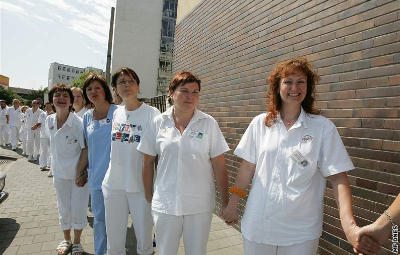 Stávkující zamstnanci Úrazové nemocnice v Brn utvoili ivý etz