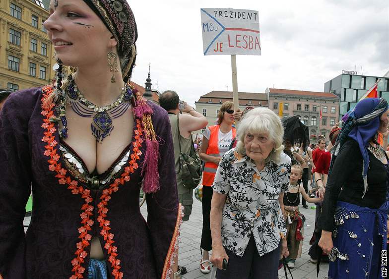 Účastníci Queer pochodu na námětí Svobody v Brně