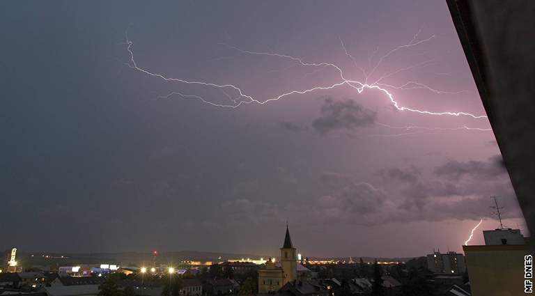 Stedení vichice a bouky napáchaly tvrtinu kod co Emma.