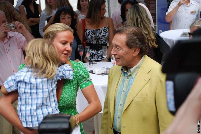 Karel Gott a Vendula Svobodová se synem Jakubem