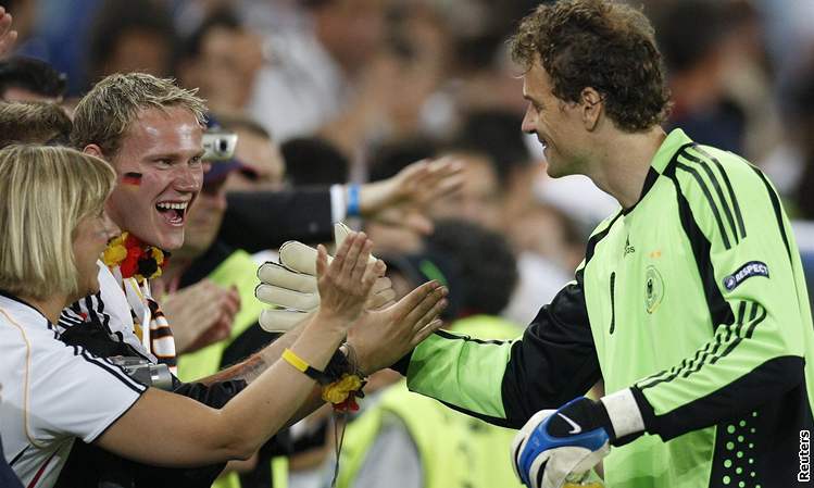 Jens Lehmann pijímá gratulace k postupu do finále mistrovství Evropy