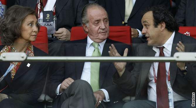 Platini (vpravo) diskutuje se panlským královským párem