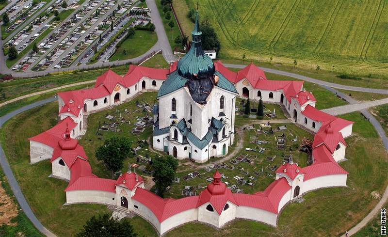 Bouka poniila stechu kostela sv. Jana Nepomuckého ve áru nad Sázavou.