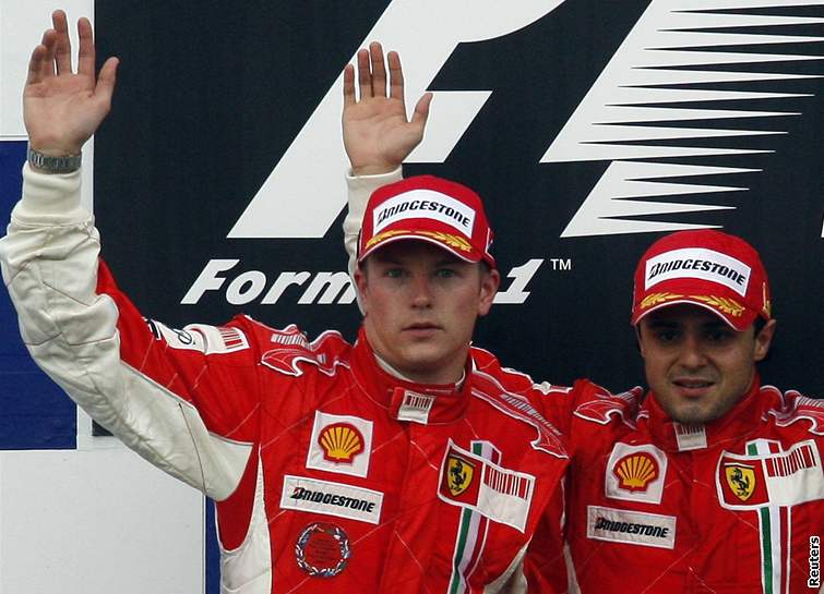 Kimi Räikkönen (vlevo) a Felipe Massa