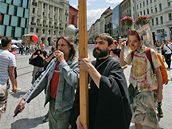 Brnnský knz Libor Halík protestoval proti prvodu gay s dvoumetrovým kíem
