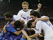 Ruští hráči slaví druhou branku v síti Nizozemců