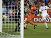 Nizozemsko - Rusko: Aršavin (vpravo) slaví třetí gól Rusů