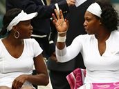 Venus (vlevo) a Serena Williamsovy