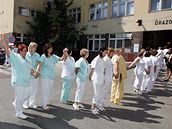 Stávkující zdravotníci brnnské Úrazové nemocnice vytvoili ivý etz