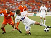 De Jong (vlevo) a Ar�avin (vpravo) p�i utkání Nizozemsko - Rusko
