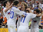 Fotbalisté Ruska slaví gól, který vst�elil Pavlju�enko.