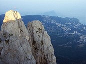 Pohled z hory Aj-Petri (1234 m.n.m.) u msta Jalta, poloostrov Krym, Ukrajina