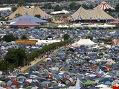 Z festivalu v Glastonbury - ve stanovém msteku se ubytuje a 180 tisíc návtvník akce