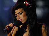 Zpvaka Amy Winehouse pila do londýnského Hyde Parku popát Nelsonu Mandelovi