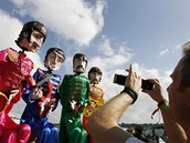 Z festivalu v Glastonbury - fanouek si fotí sochy len kapely The Beatles