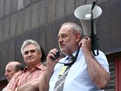 Protestující odborá�i v Hostiva�i (24. �ervna 2008)