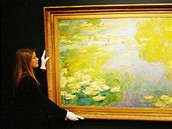 Pracovnice Christie's s obrazem Jezírko s lekníny od Claude Moneta