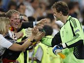 Jens Lehmann p�ijímá gratulace k postupu do finále mistrovství Evropy
