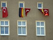 Mnohá berlínská okna zdobí svorně turecké a německé vlajky