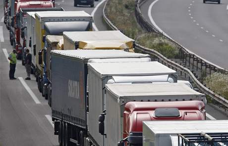 Autodopravci ve Francii zablokovali dopravu. Domhaj se vldnch opaten proti zdraovn pohonnch hmot.